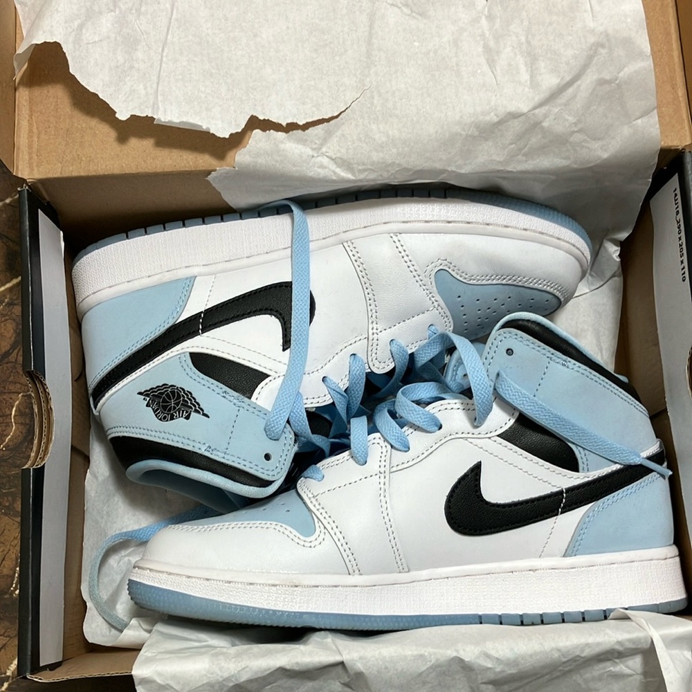 Air Jordan 1 Mid SE. Big boy size 5.5Y